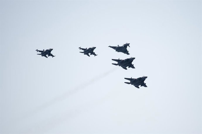 Archivo - Arquivo - Caças F-15 e F-16 durante manobras.