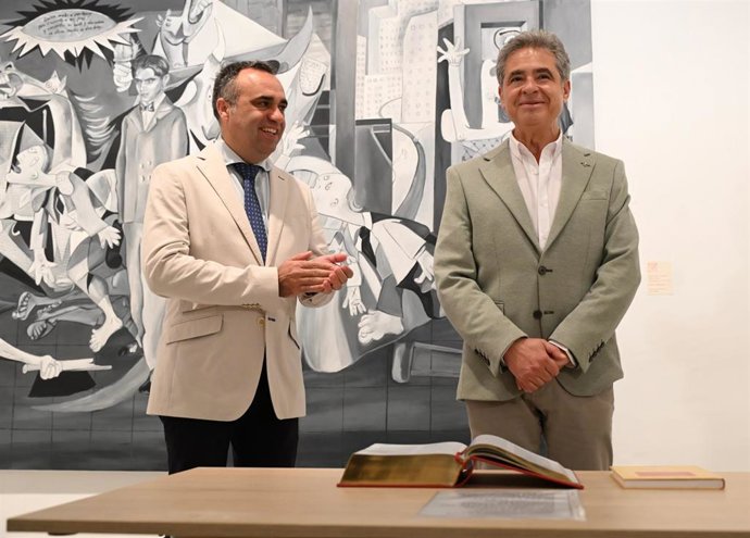 De izquierda a derecha en la imagen el presidente de la Diputación de Granada, Francis Rodríguez, y el director del Patronato Lorca, Juan Castilla Brazales