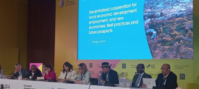 Auxiliadora Moreno (4ª dcha.), durante su intervención en el VI Foro Mundial de Desarrollo Económico Local,