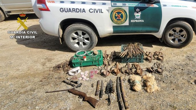 Medios de captura prohibiso intervenidos en una finca de Moguer.