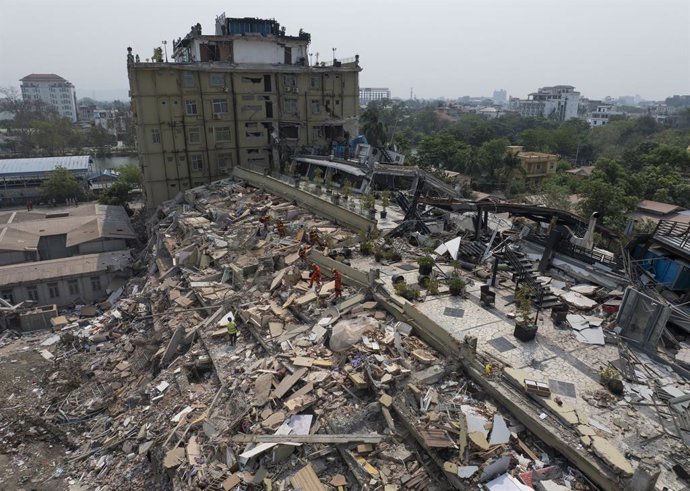 Prédio destruído na cidade de Mandalay após o terremoto de magnitude 7,7 ocorrido na Birmânia em 28 de março (arquivo).