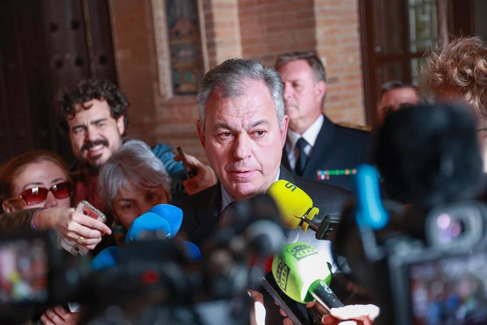 El alcalde de Sevilla, José Luis Sanz, atiende a los medios 