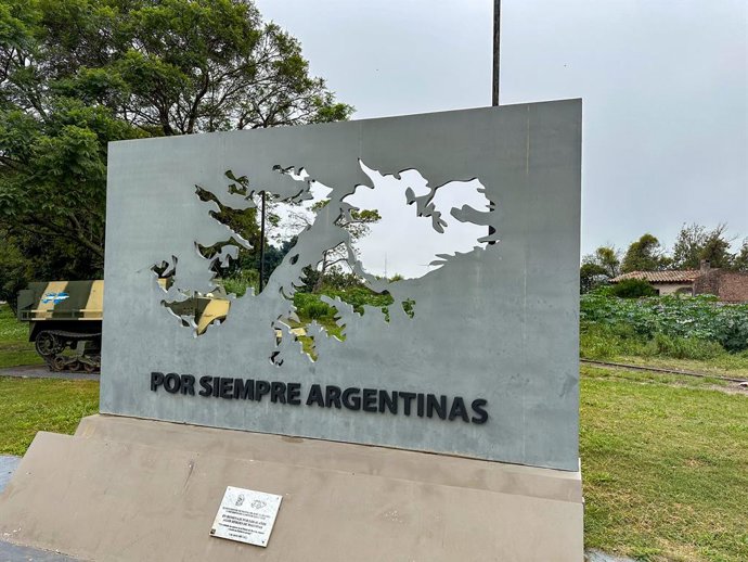 Archivo - Arquivo - 3 de abril de 2024, San Jose De Metan, Província de Salta, Argentina: Um memorial à Guerra das Malvinas em San Jose de Metan, Argentina.  A placa traduzida significa "Para sempre argentinos".