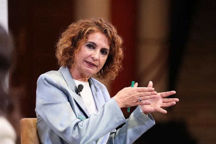 La vicepresidenta primera del Gobierno y ministra de Hacienda, María Jesús Montero, interviene durante el desayuno informativo de El Correo de Andalucía. A 02 de abril de 2025, en Sevilla (Andalucía, España). La vicepresidenta primera del Gobierno y minis