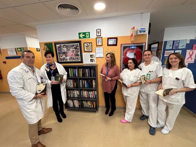 El Hospital de Antequera inaugura una biblioteca Para pacientes en el Hospital de Día Médico