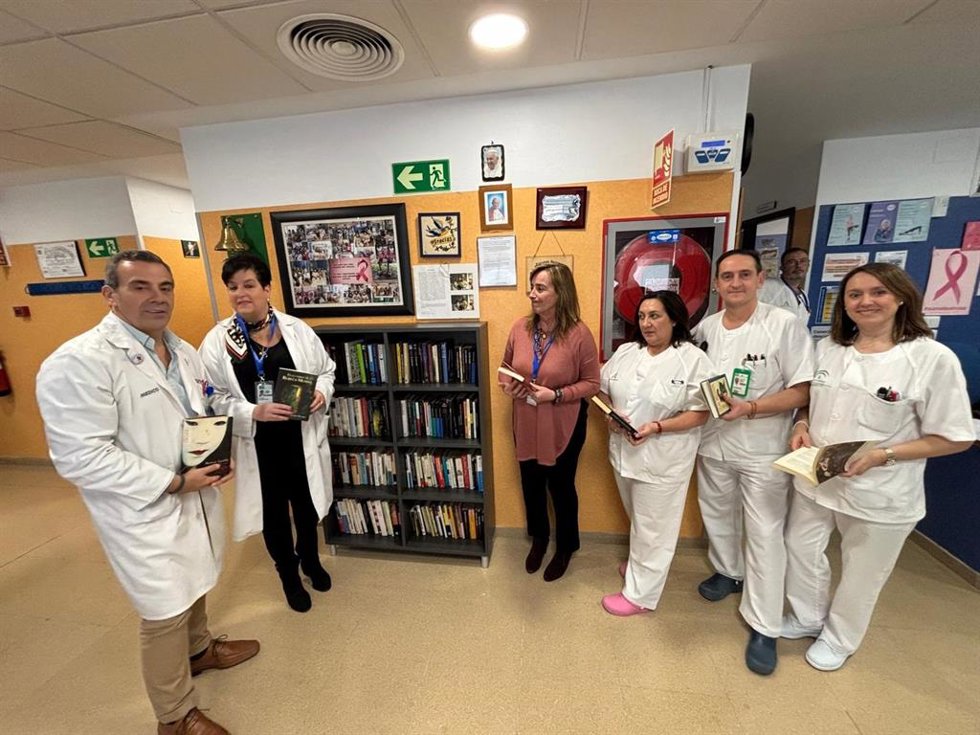 El Hospital de Antequera inaugura una biblioteca Para pacientes en el Hospital de Día Médico