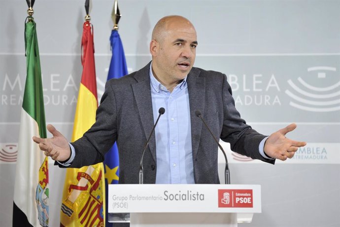 El portavoz adjunto del Grupo Parlamentario Socialista en la Asamblea, Juan Ramón Ferreira, en rueda de prensa