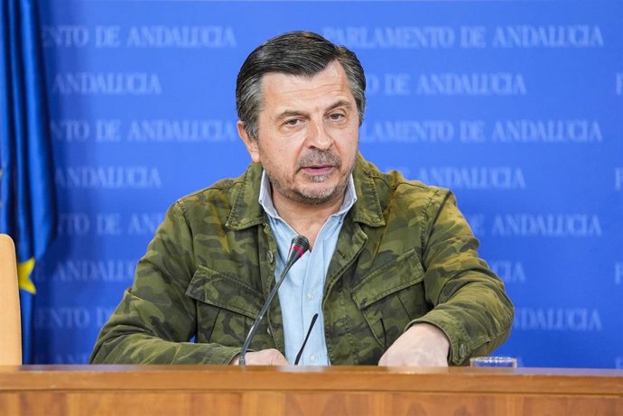 El portavoz del Grupo Parlamentario Popular, Toni Martín, durante la ronda de ruedas de prensa de portavoces de los grupos parlamentarios en el Parlamento de Andalucía, a 2 de abril de 2025 en Sevilla (Andalucía, España). Los portavoces de los grupos parl