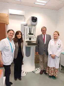 El delegado territorial de Salud, en su visita al centro Pérez Quirós de Sevilla Este.