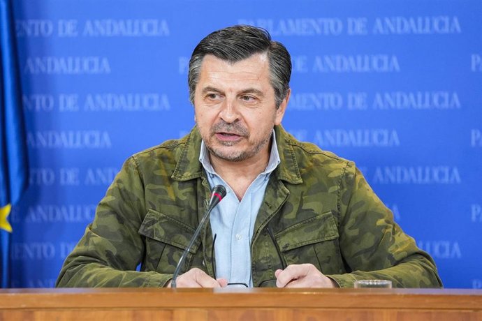 El portavoz del Grupo Parlamentario Popular, Toni Martín, durante la ronda de ruedas de prensa de portavoces de los grupos parlamentarios en el Parlamento de Andalucía, a 2 de abril de 2025 en Sevilla (Andalucía, España). Los portavoces de los grupos parl