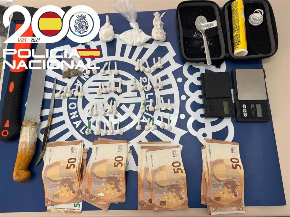 Imagen de las drogas, armas y dinero intervenidos en San Juan de Aznalfarache