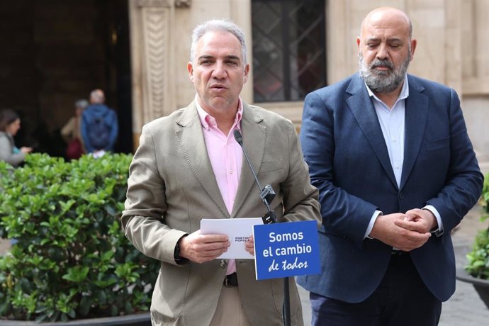 El vicesecretario de Coordinación Autonómica y Local del PP, Elías Bendodo, y el alcalde de Palma, Jaime Martínez, en un acto en Palma.