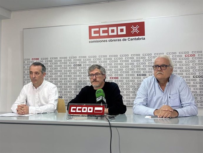 Los secretarios generales de CCOO de Industria, César Conde; de UGT-FICA, Luis Díez; y de FI-USO, Fernando Rey