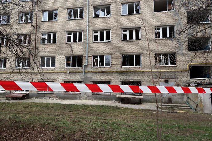 Cordó de seguretat enfront d'un edifici danyat per un bombardeig rus a Kharkiv