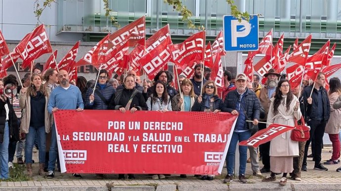 CCOO se concentra para reclamar mayor seguridad en los centros de menores.