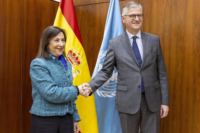 La ministra de Defensa, Margarita Robles, se reúne con el secretario general adjunto de Operaciones de Paz de la ONU, Jean-Pierre Lacroix.