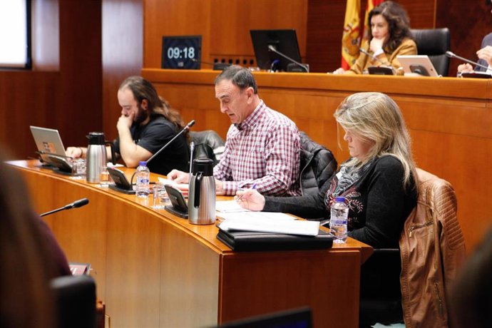 Archivo - La presidenta de la Asociación de Perjudicados por el alcalde de Monterde, Pilar Lavilla,  y el portavoz, Arturo Pardos