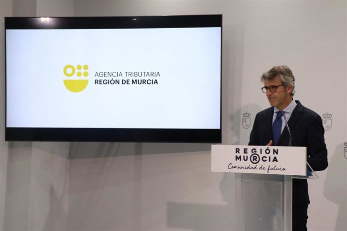 El consejero de Economía, Hacienda, Fondos Europeos y Transformación Digital, Luis Alberto Marín, expone las novedades de la campaña de la Renta 2024