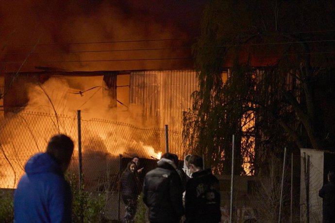 Efectivos de emergencias luchan para apagar un incendio de grandes dimensiones producido en una planta de reciclaje, a 2 de abril de 2025, en Vitoria, Euskadi (España). El incendio originado este pasado martes en una planta de reciclaje de Vitoria se mant