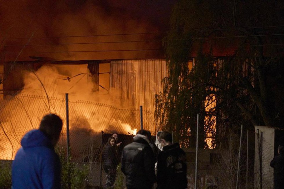 Efectivos de emergencias luchan para apagar un incendio de grandes dimensiones producido en una planta de reciclaje, a 2 de abril de 2025, en Vitoria, Euskadi (España). El incendio originado este pasado martes en una planta de reciclaje de Vitoria se ma
