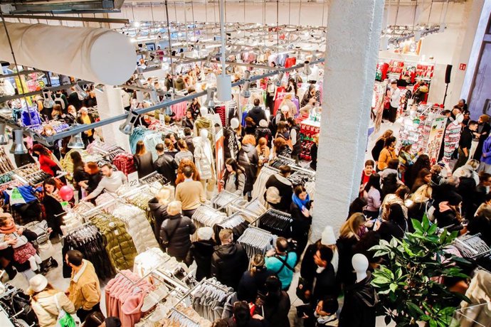 Archivo - Varias personas en la tienda de Lefties de la calle Montera, a 9 de diciembre de 2022, en Madrid (España). 