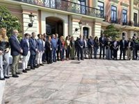 Murcia guarda un minuto de silencio en memoria de la niña asesinada presuntamente por la ex pareja de su madre adoptiva