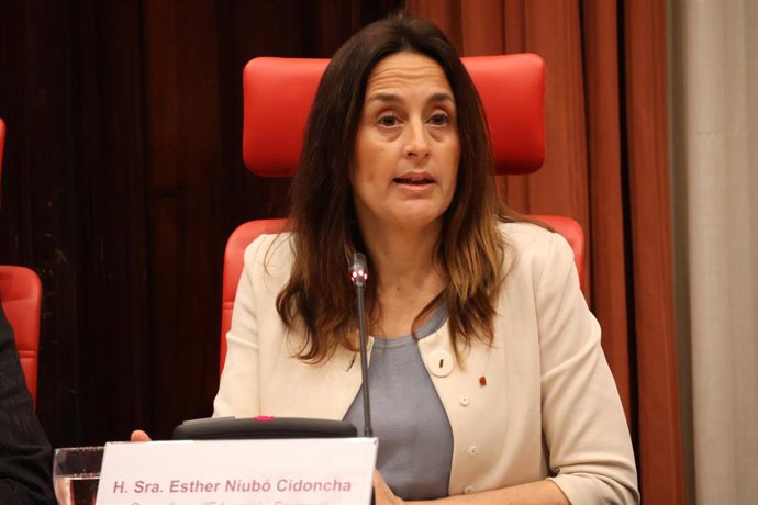 Archivo - La consellera Esther Niubó en una Comisión de Educación del Parlament 
