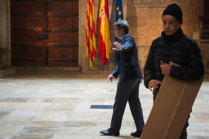 Familiares de víctimas de la DANA conversan con el president de la Generalitat valenciana, Carlos Mazón
