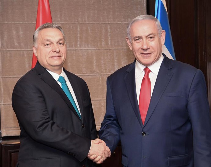 Archivo - HANDOUT - 19 de fevereiro de 2019, ---, Jerusalém: O primeiro-ministro israelense Benjamin Netanyahu (R) aperta a mão do primeiro-ministro húngaro Viktor Orban antes de sua reunião. Foto: Amos Ben Gershom/GPO/dpa - ATENÇÃO: uso editorial apenas 