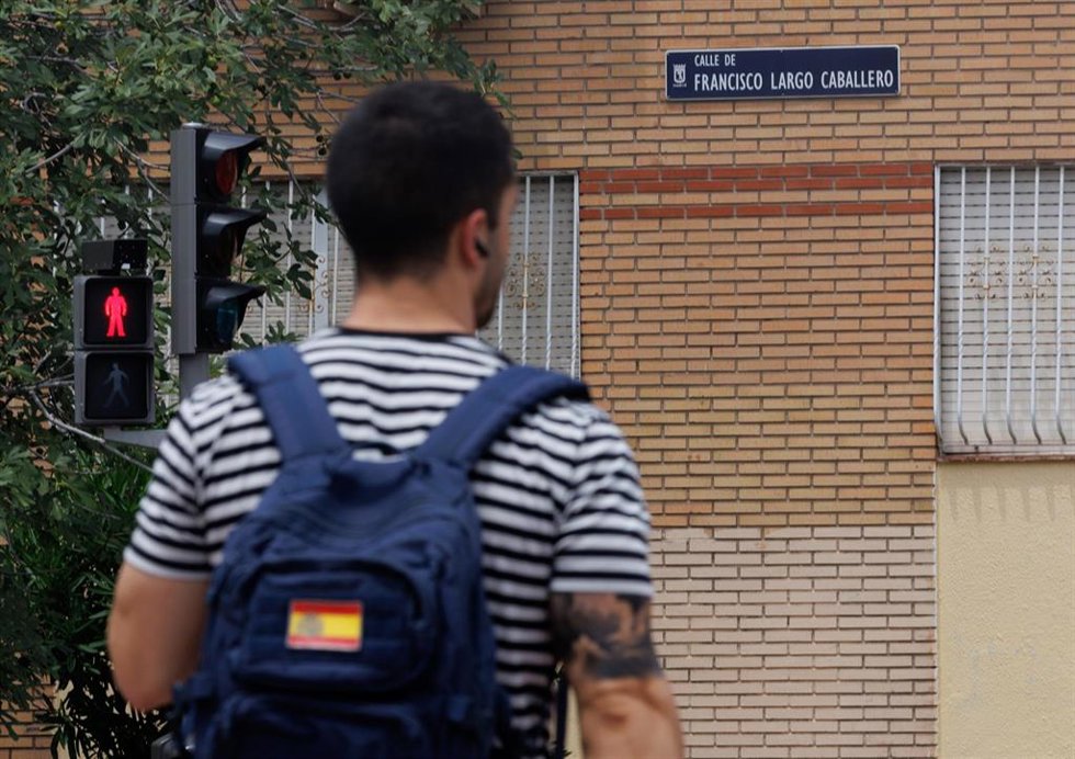 Archivo - Un chico cruza por la calle de Francisco Largo Caballero en el Barrio de Chamberí, a 21 de junio de 2023, en Madrid (España).