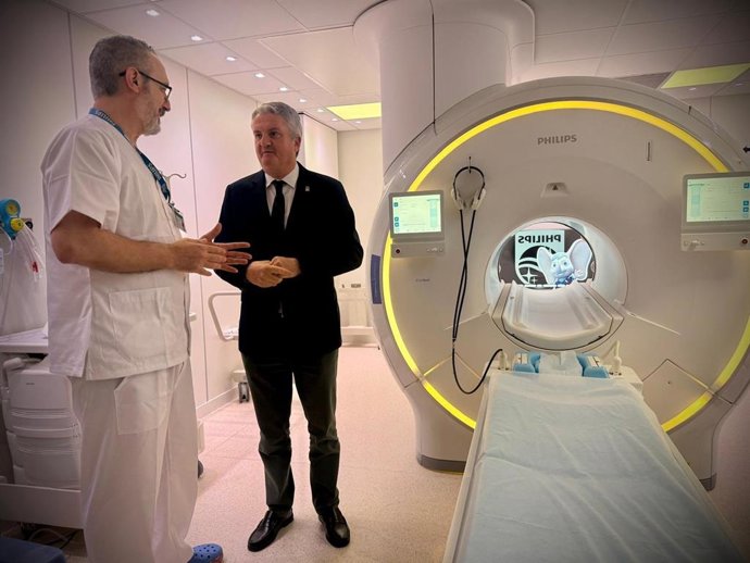 El delegado de Salud y Consumo de la Junta en Almería, Juan de la Cruz Belmonte, durante su visita a la Unidad de Diagnóstico por Imagen del Hospital Universitario Poniente, en El Ejido (Almería).