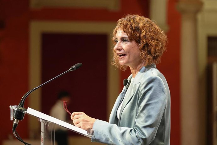 La vicepresidenta primera del Gobierno y ministra de Hacienda, María Jesús Montero, interviene durante el desayuno informativo de El Correo de Andalucía. A 02 de abril de 2025, en Sevilla (Andalucía, España). La vicepresidenta primera del Gobierno y minis