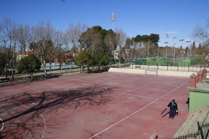 Archivo - Hombre trabajando, Trabajo, Paro, Desempleo, Inem, Economía, Trabajador, Pista