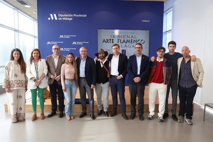 El presidente de la Diputación, Francisco Salado, el director del Instituto Andaluz del Flamenco, Cristóbal Ortega; el diputado provincial de Cultura, Manuel López; y el delegado de Cultura de la Junta, Carlos García, junto a aritstas de la bienal.