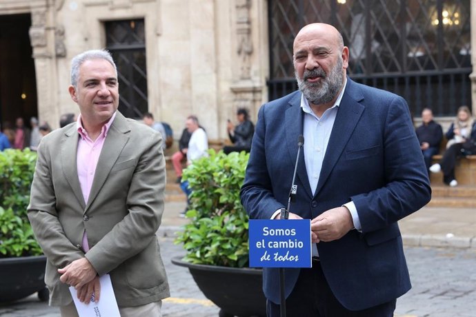El alcalde de Palma, Jaime Martínez, y el vicesecretario de Coordinación Autonómica y Local del PP, Elías Bendodo.