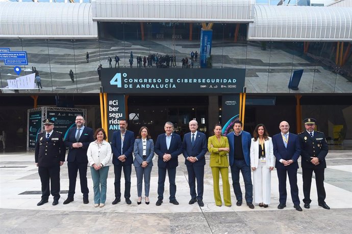 El consejero de la Presidencia, Interior, Diálogo Social y Simplificación Administrativa, Antonio Sanz (6i), en la foto de familia durante la inauguración del IV Congreso de Ciberseguridad de Andalucía en Málaga.