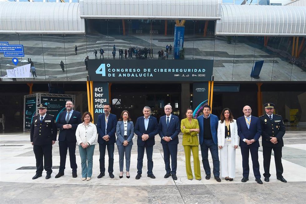 El consejero de la Presidencia, Interior, Diálogo Social y Simplificación Administrativa, Antonio Sanz (6i), en la foto de familia durante la inauguración del IV Congreso de Ciberseguridad de Andalucía en Málaga.