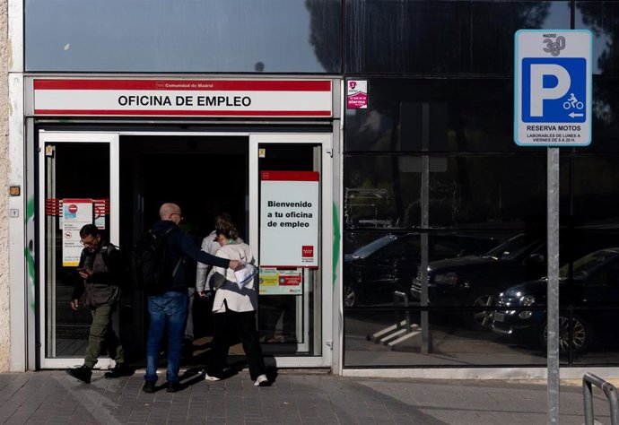 Varias personas entran a una oficina del SEPE, a 1 de abril de 2025, en Madrid (España). 