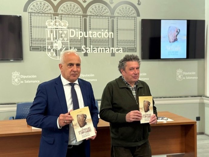 El diputado Jesús María Ortiz y el autor del libro, Carlos García Medina, en la presentación de 'Artistas populares del Campo Charro', libro que reivindica el arte pastoril del oeste de la provincia de Salamanca.