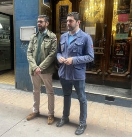 El portavoz de VOX en las Cortes de Aragón, Alejandro Nolasco, junto al concejal de la formación en el Ayuntamiento de Zaragoza, Armando Martínez, frente al Hotel París Centro.