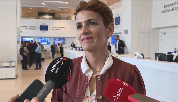 La presidenta de Navarra, María Chivite, atiende a los medios de comunicación antes de participar en el Pleno del Comité de las Regiones de la Unión Europea