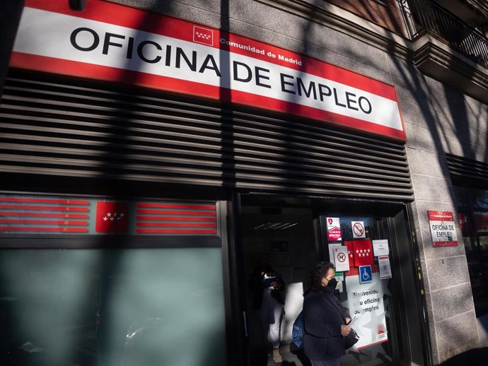 Entrada a una oficina del SEPE, a 1 de abril de 2025, en Madrid (España). 