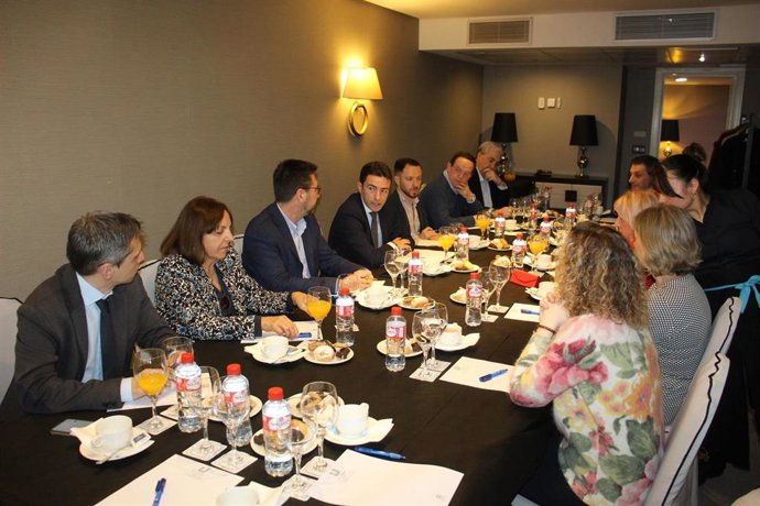 Pedro Casares se compromete con el Foro Sanitario de Cantabria a impulsar un “verdadero” Pacto por la Sanidad “con todos los profesionales de la salud”