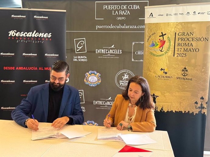 La coordinadora nacional de la Gran Procesión en Roma, Paloma Saborido y el humorista y CEO de la productora 16 Escalones, Manu Sánchez.