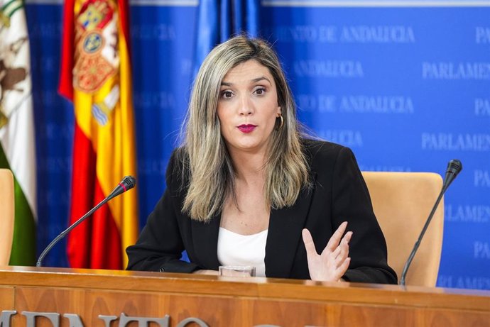 La portavoz del Grupo Parlamentario Socialista, María Márquez, durante la ronda de ruedas de prensa de portavoces de los grupos parlamentarios en el Parlamento de Andalucía, a 2 de abril de 2025 en Sevilla (Andalucía, España). Los portavoces de los grupos