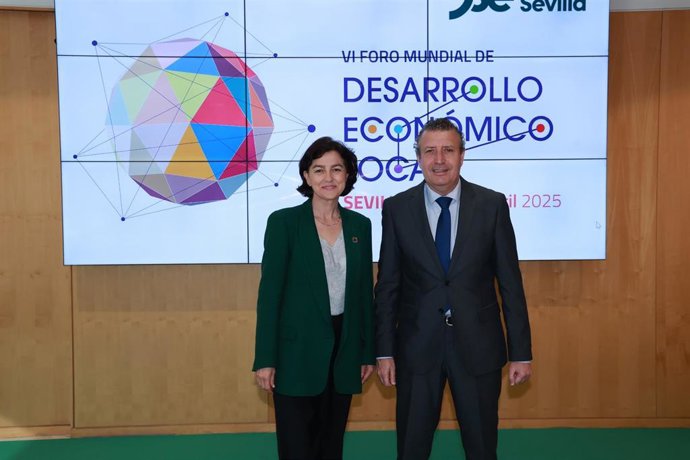 El presidente de la Diputación con la secretaria de Estado de Cooperación Internacional.