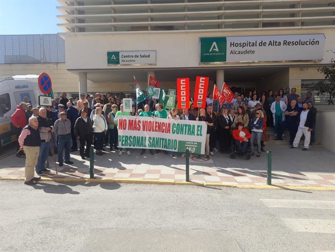 Concentración en rechazo a la agresión a dos enfermeras en el Hospital de Alcaudete.