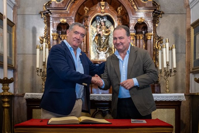 Archivo - Imagen de archivo del nuevo presidente de la Audiencia Provincial de Huelva, Esteba Brito (izquierda), junto al presidente de la Diputación, David Toscano.