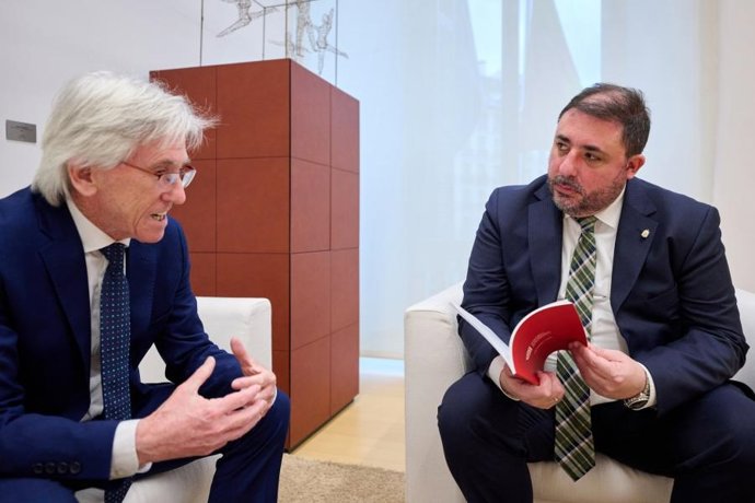 El presidente del Parlamento de Navarra, Unai Hualde, junto a José Luis Goñi Sein, actual presidente en funciones del Consejo de Navarra