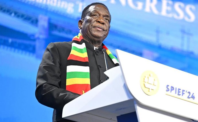 Archivo - El presidente de Zimbabue, Emmerson Mnangagwa, durante una comparecencia ante la prensa durante un foro económico en San Petersburgo, Rusia (archivo)